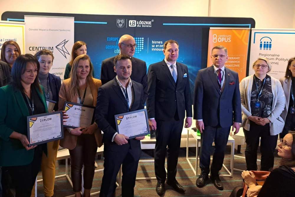 Laureaci z dyplomami na forum gospodarczym