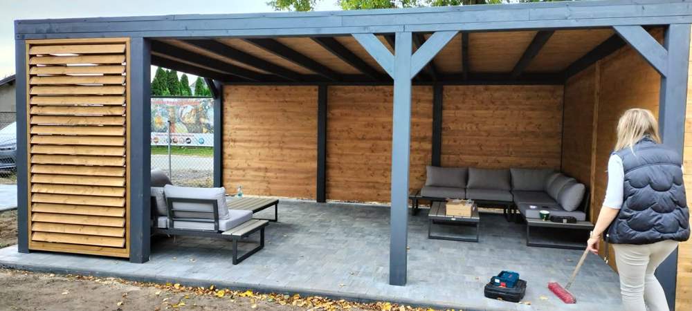 Strefa wypoczynkowa – pergola z wygodnymi siedziskami