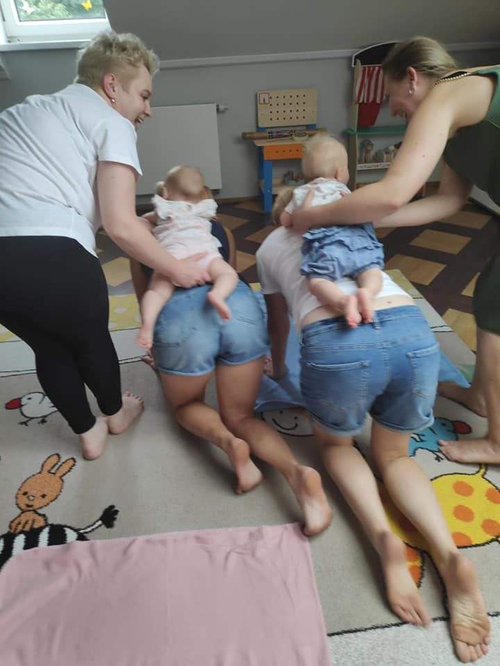 Mamy z niemowlętami podczas zajęć w kręgu