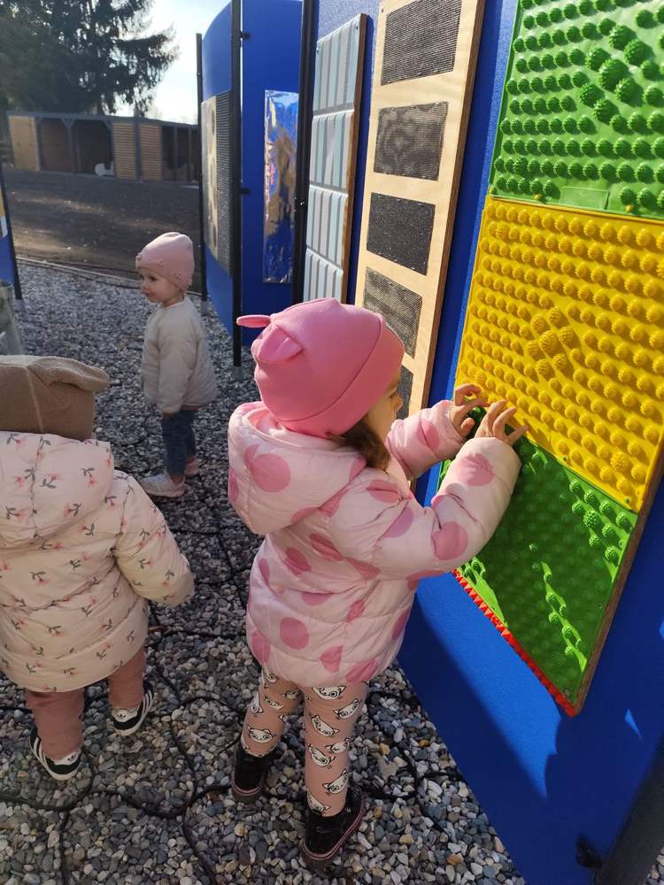Dzieci poznają faktury na panelach sensorycznych
