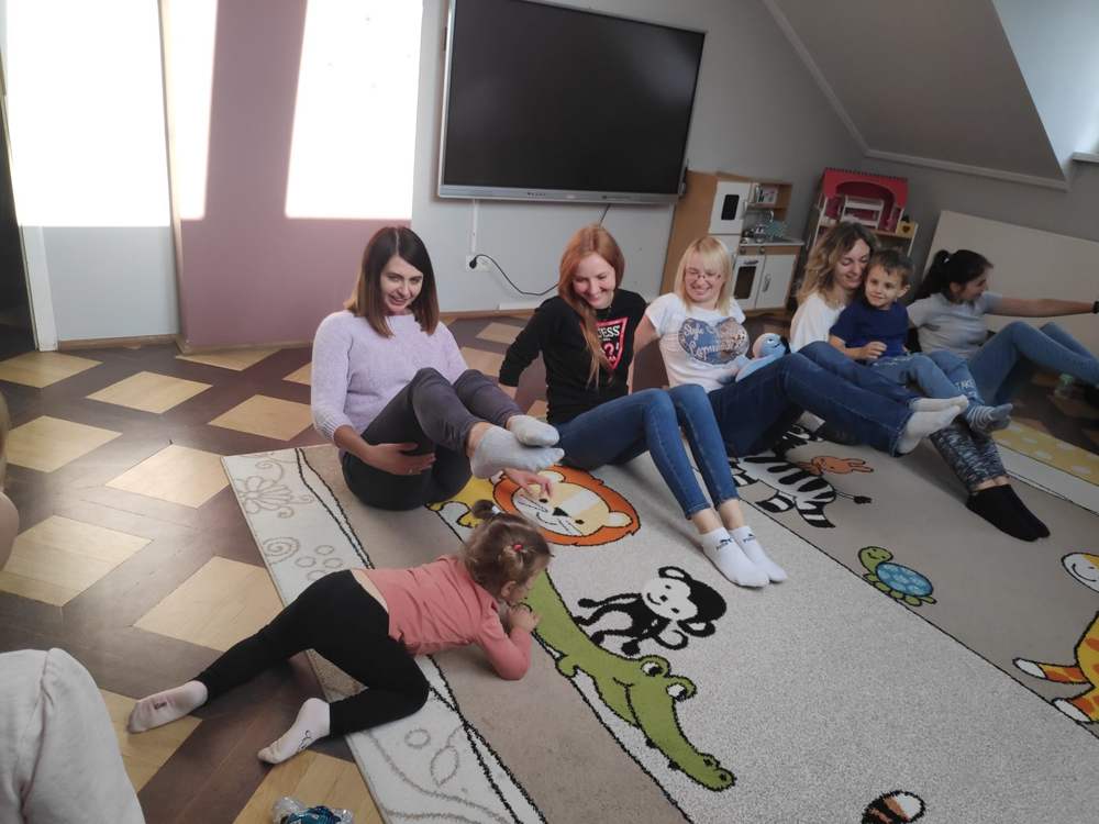 Rodzice i dzieci podczas zajęć ruchowych