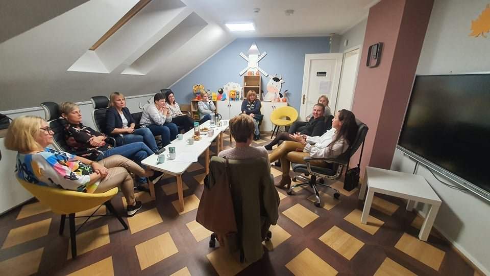 Rozmowa nauczycieli przy kawie podczas warsztatów