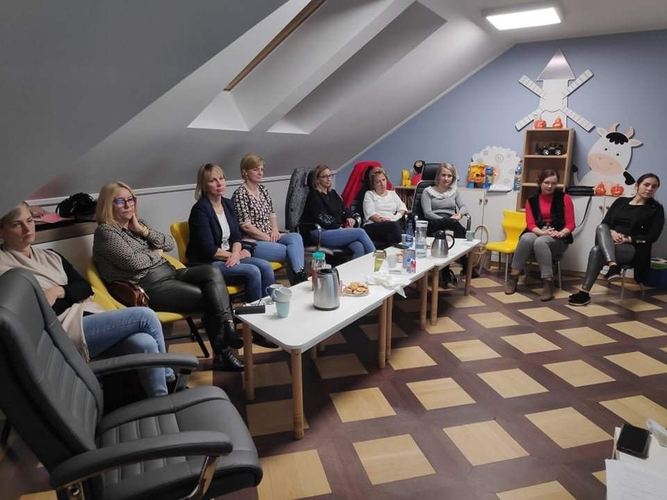 Uczestniczki warsztatów „Pedagogika specjalna przy kawie” w sali Fundacji